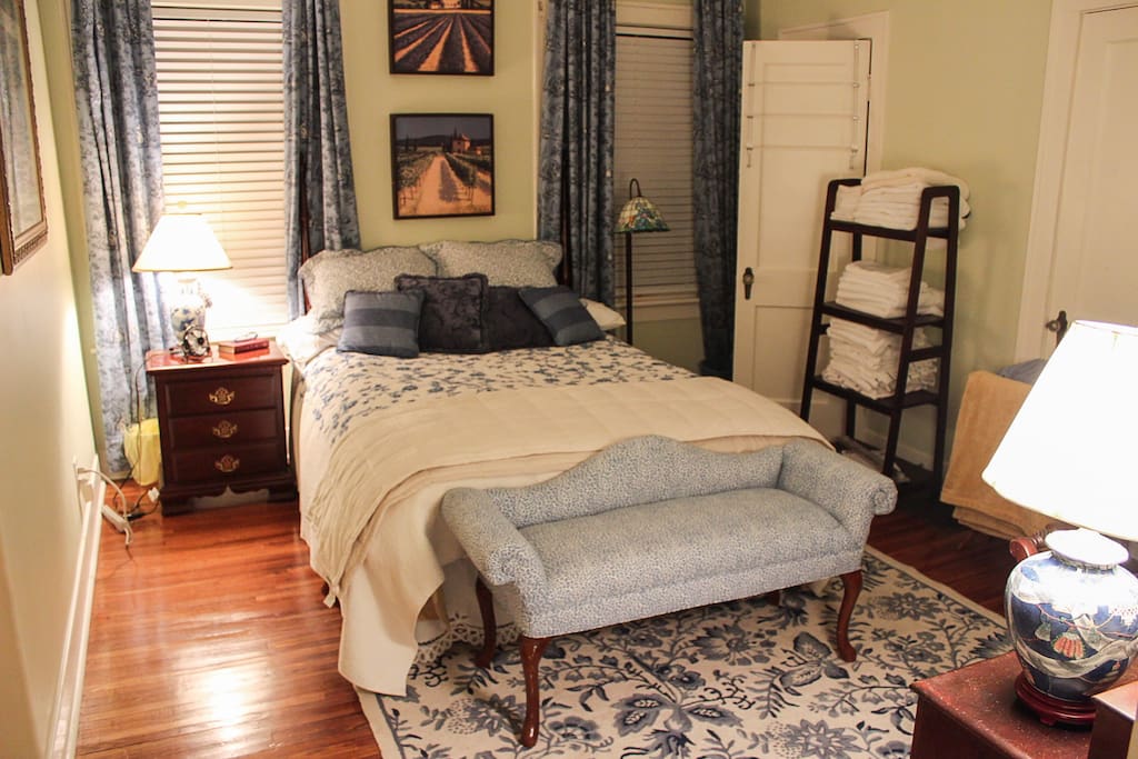 Master bedroom with en suite bathroom, outfitted with fine linens , bedding ,
and spa like towels.