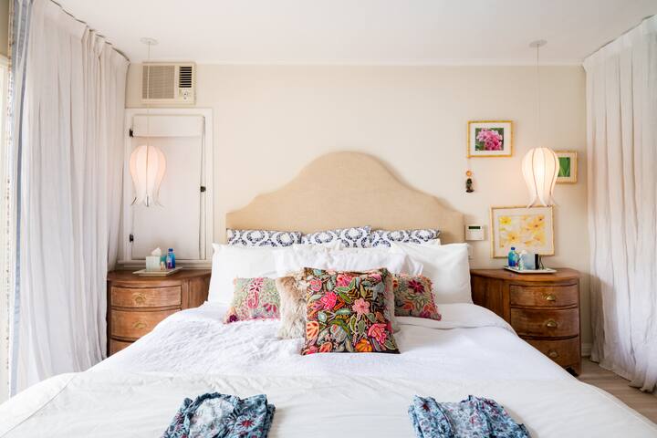 Lounge by the Pool at a Zen Oasis in Trendy Miracle Mile gallery image 3