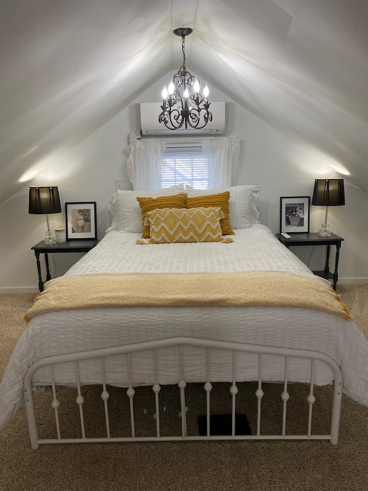 في غرفة النوم الثالثة الفسيحة، ستجد سريرًا بحجم كبير وتوأمين وخزانة ملابس وخزانة ملابس وخزانة ملابس، مما يمنح الجميع مساحة كبيرة للانتشار بشكل مريح.