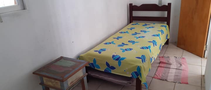 Chumba cha kulala kilicho na kitanda kimoja na kitanda cha magurudumu (chini). Vitanda 2.