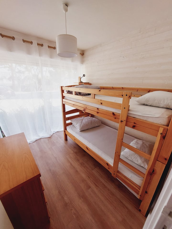 habitación infantil con literas