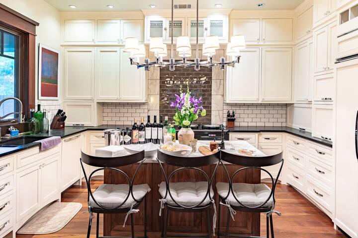 Luxury Downtown Retreat Walking Distance to Events gallery image 5