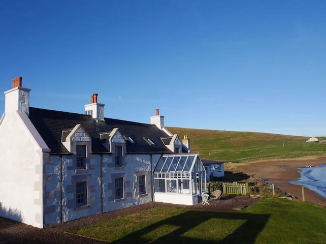 The Taing - cosy stone built cottage on the beach