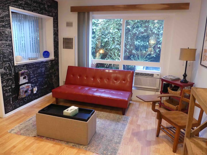 Hollywood Chic With Designer Touches. - Hollywood, CA