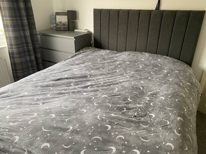 سرير كبير بما في ذلك أسرّة ومناشف جديدة نظيفة لكل غرفة. 