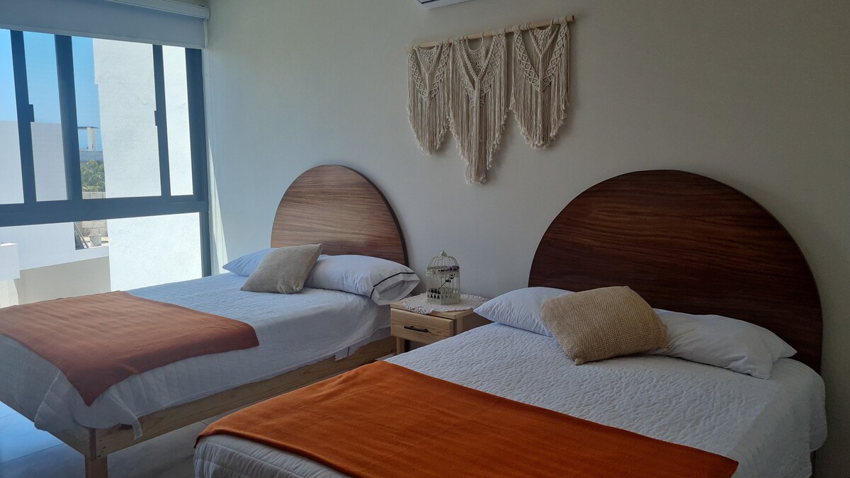 Recamara s dvoma manželskými posteľami, ventilátorom kúpeľne a klimatizáciou.