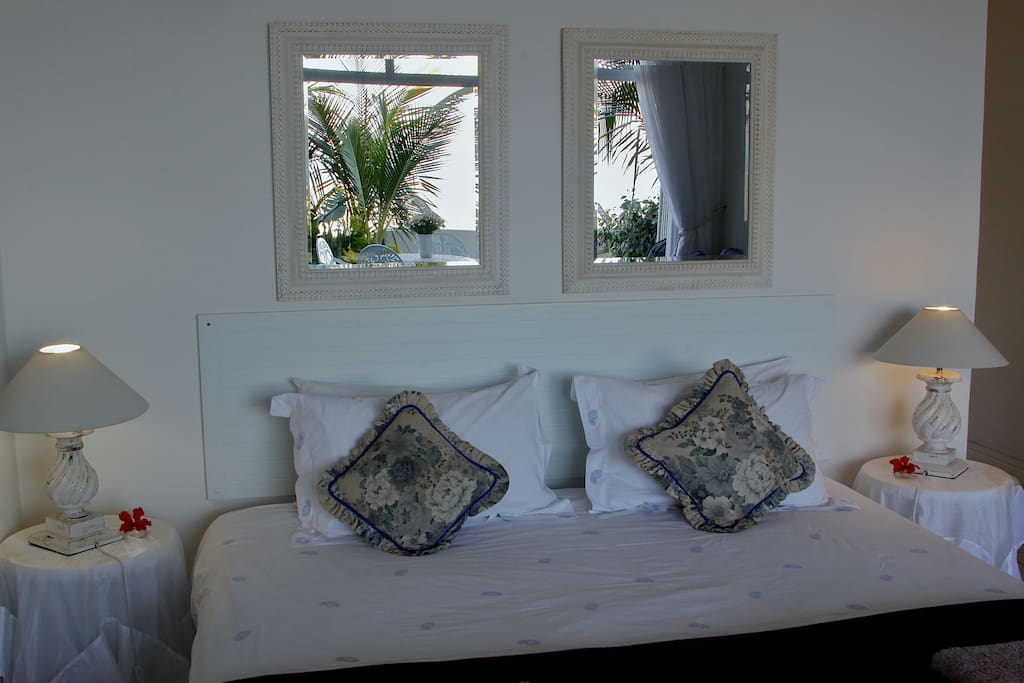 King size bed facing the sea view.