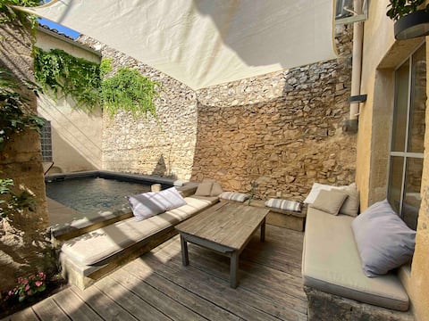 Charming old house full of charm, air-conditioned, Uzès