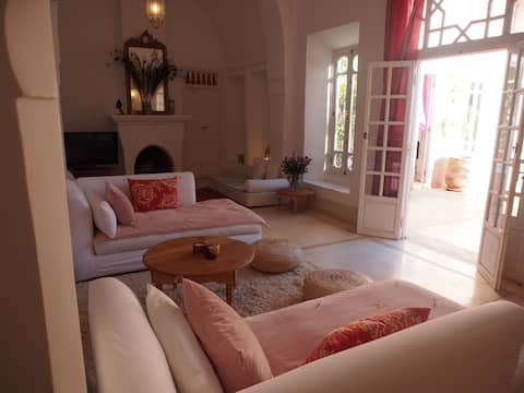 Top performing Airbnb: Charming villa not far from Medina heated pool in Arrondissement De Sidi Youssef Ben Ali مقاطعة سيدي يوسف بن علي