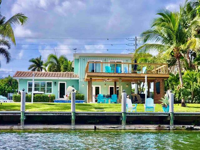 Sleeps 10 4 Bdrm Hot Tub, Heated Pool, near Beach gallery image 2