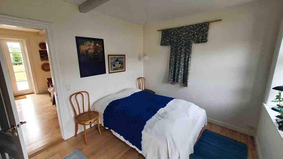 غرفة في الطابق الأرضي. سرير بعرض 140. مخرج خاص إلى الفناء.