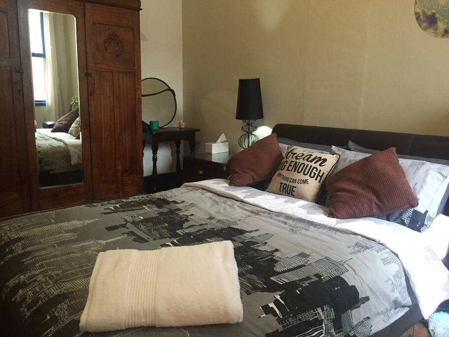 Big room with new carpet.