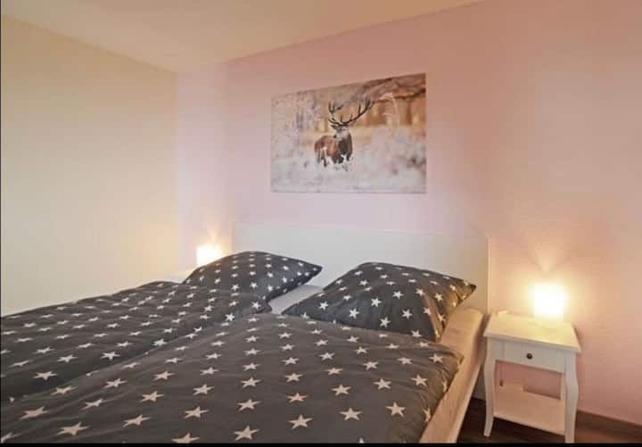 Këtu ke ëndrra çlodhëse...
Ndarë nga një mur në zonën e ndenjjes me anë të hapura. Dyshekë të mirë truproje nga krevati1 dhe bazë të rregullueshme manualisht. 2x90x200.