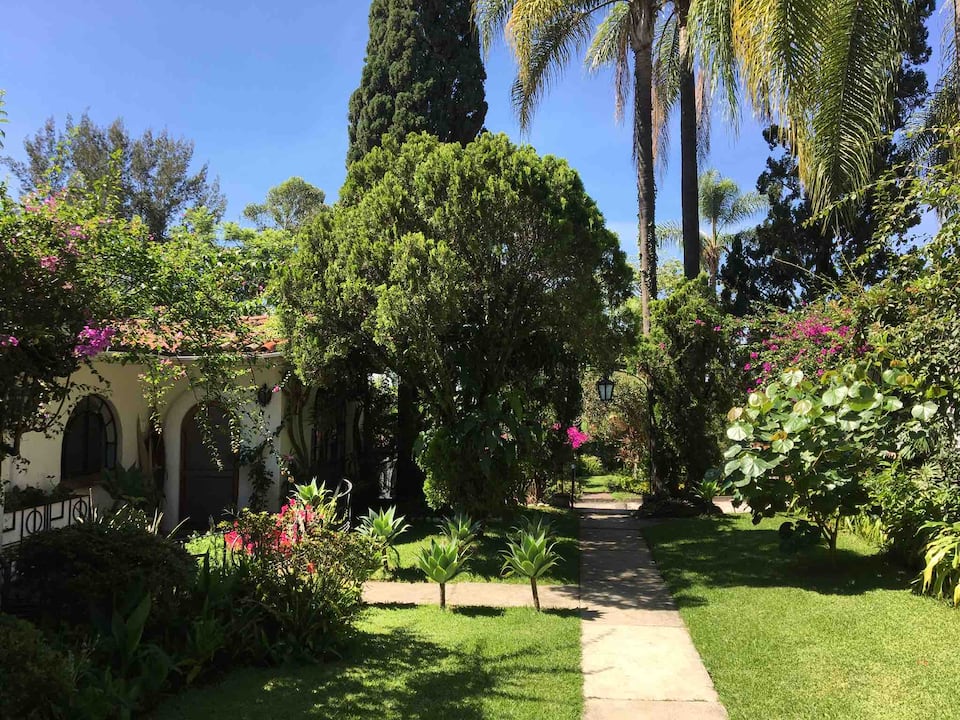 Villa Escondida, a 1950s house in a Cuernavaca garden, Cuernavaca, Morelos, Mexico, photo 6 of 10