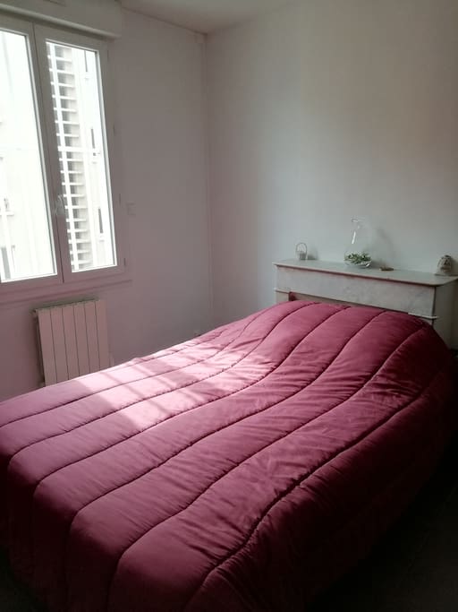 Grande chambre avec commode et penderie