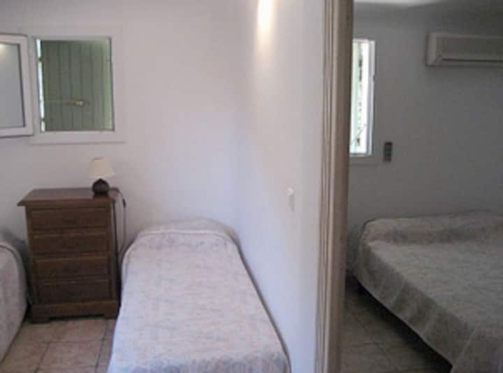 ダブルベッドルームと隣接するシングルベッドルーム（フロア）