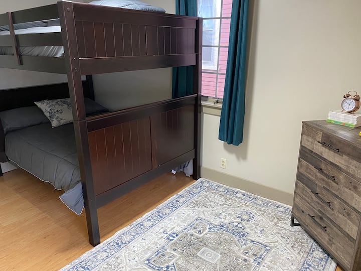 غرفة نوم ثانية مع أسرّة مزدوجة.