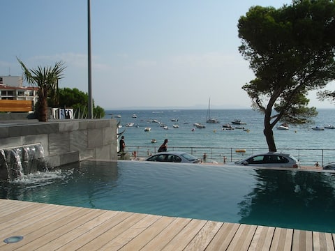 Popular Airbnb listing: Exclusive apartment by the sea with pool/garage in Roses