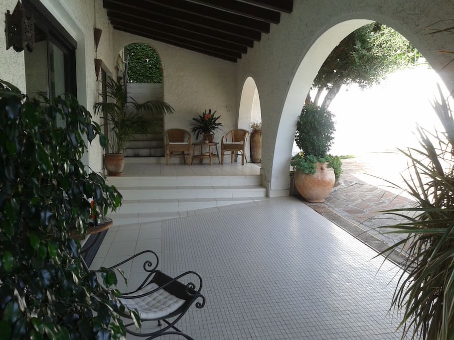 parte del giardino con portico abitabile bordo piscina