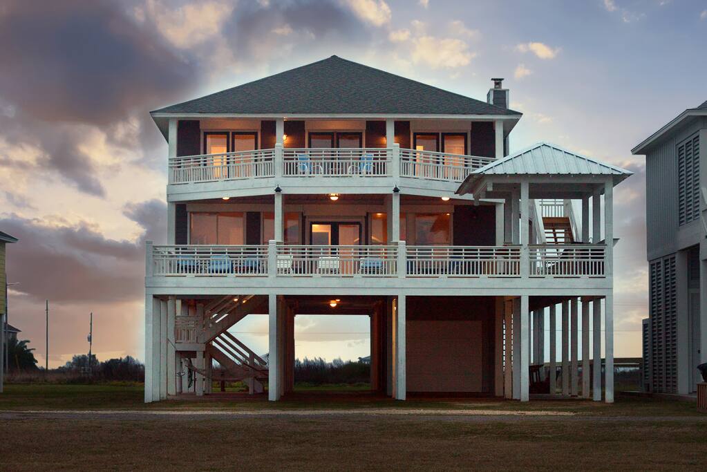 Beautiful sunsets in the rear with no house obstructions!