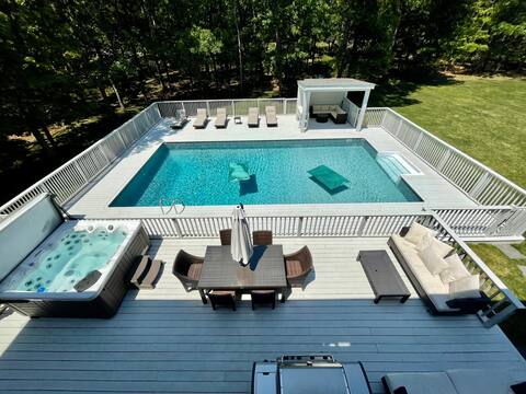 Private, heated pool, hot tub! Gated property
