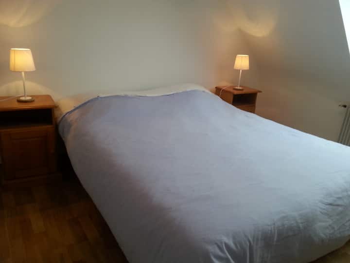 Segundo dormitorio, piso, cama doble.