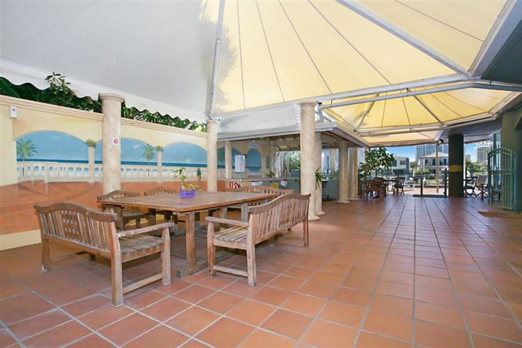 BBQ AND OUTDOOR DINING AREA