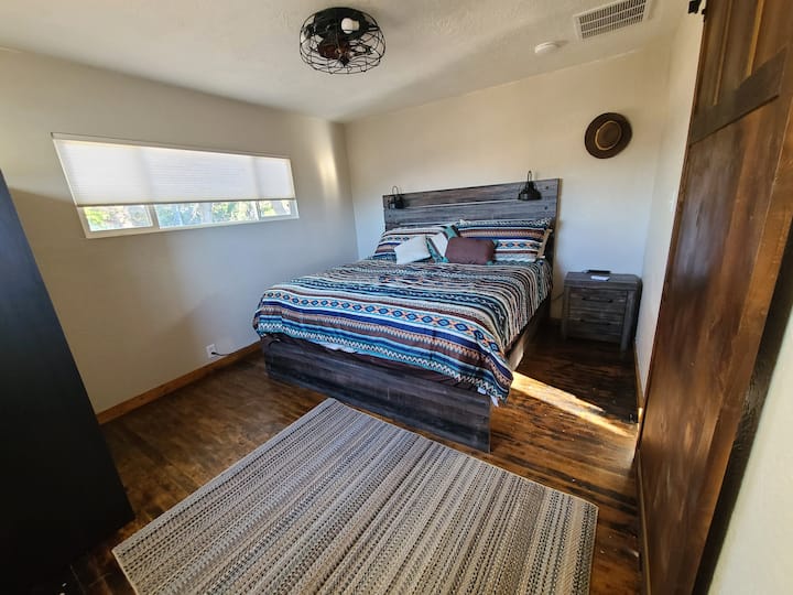 Главна спалня (суперголямо двойно легло)