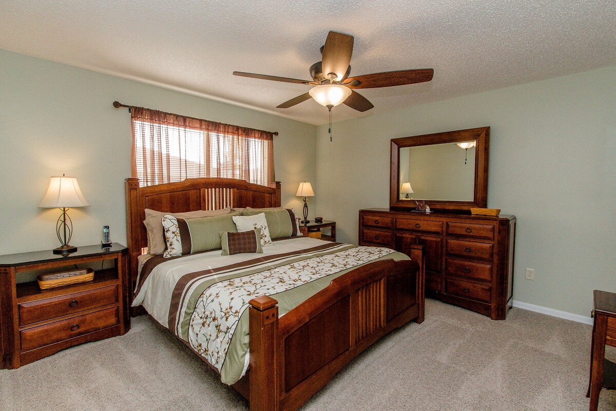 บ้านที่จัดฉากอย่างมืออาชีพมีเตียงขนาดคิงไซส์ในห้องนอนใหญ่พร้อมตู้เสื้อผ้าแบบวอล์กอิน