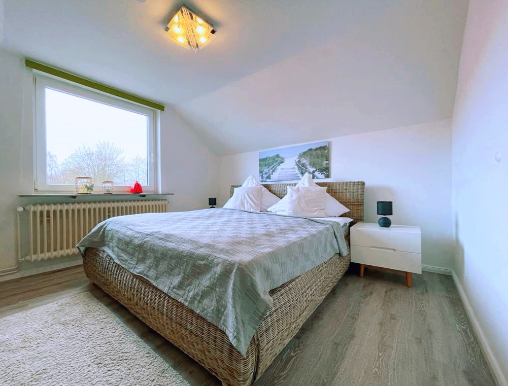 Chumba cha kulala kilicho na kitanda cha mara mbili cha rattan (1.80 x 2m), topper ya povu baridi, mito tofauti, WARDROBE, saa ya kengele, taa za kando ya kitanda, viti vya mikono na vipofu vya giza vitakuwezesha kulala vizuri.