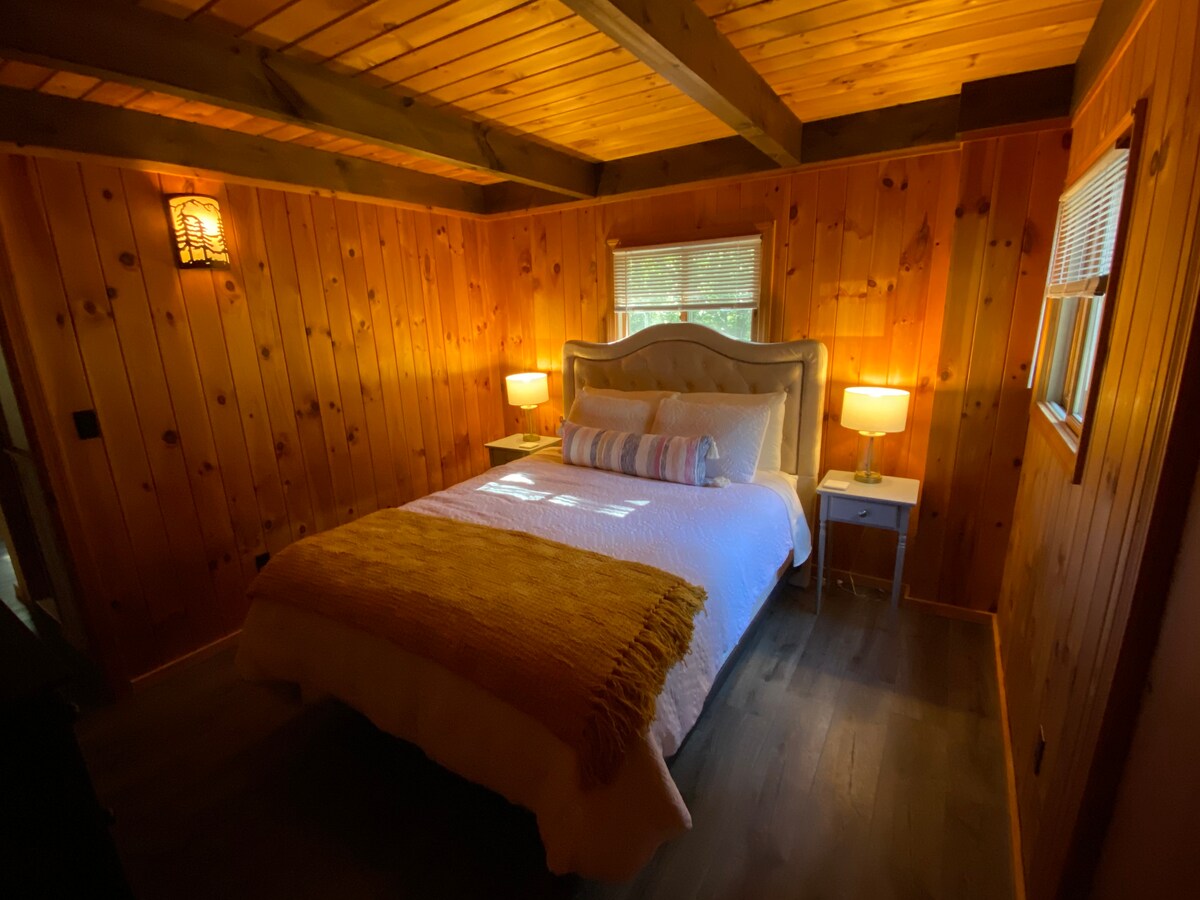 Spavaća soba na katu s bračnim krevetom (širine 150 - 179 cm)