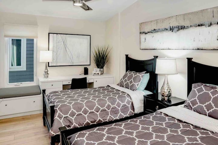 Втора спална соба со двокреветни кревети и вградено биро