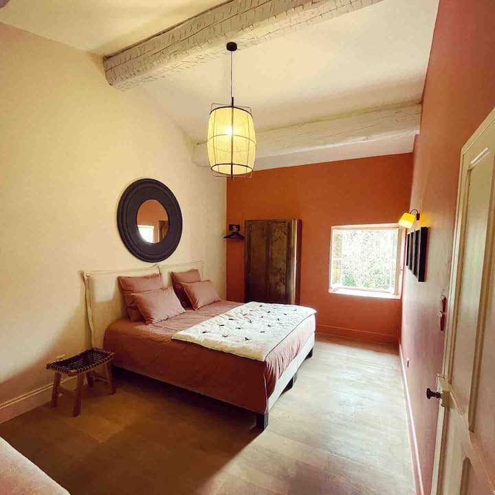 Mas d'Artalet
ห้องดินเผา 
เตียง 180 x 200 หรือ 2 เตียง 90 x 200
โซฟาเบดขนาด 140x190
เครื่องปรับอากาศ
ชั้นบน