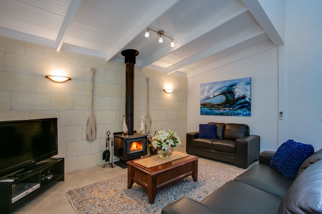 Lounge, flat screen TV, Coonara fireplace, aircon