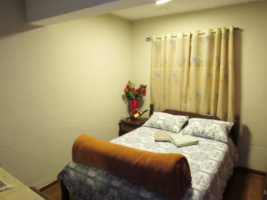 Quarto com cama de casal , guarda roupa com cabides e gavetas