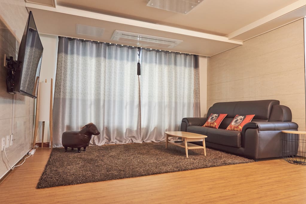 LIVING ROOM COZY SOFA AND NICE VIEW. TV