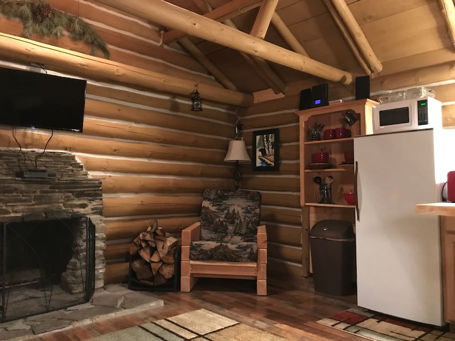 small stereo for local stations and cds, large comfy chairs