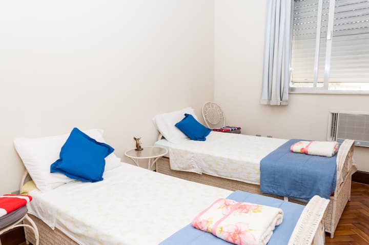 Druhá spálňa s 2 samostatnými lôžkami (1,80x0,80 m) a 2 rozkladacími posteľami (1,75x0,73 m) 