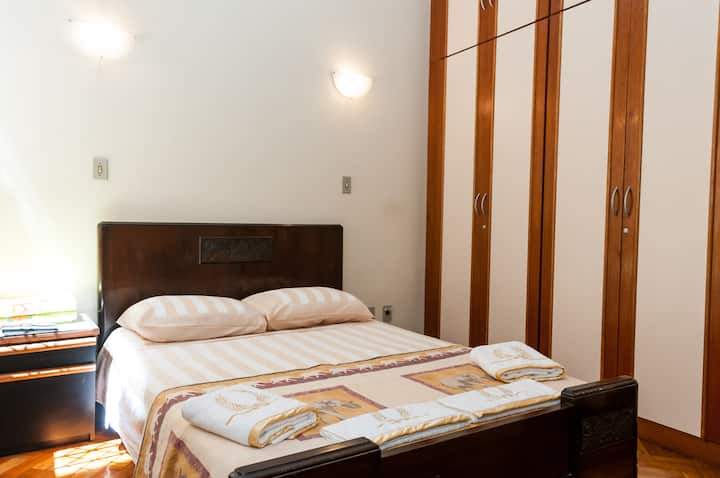 Hlavná spálňa s manželskou posteľou (1,90x1,40 m), stropným ventilátorom a dostatkom priestoru v skrini