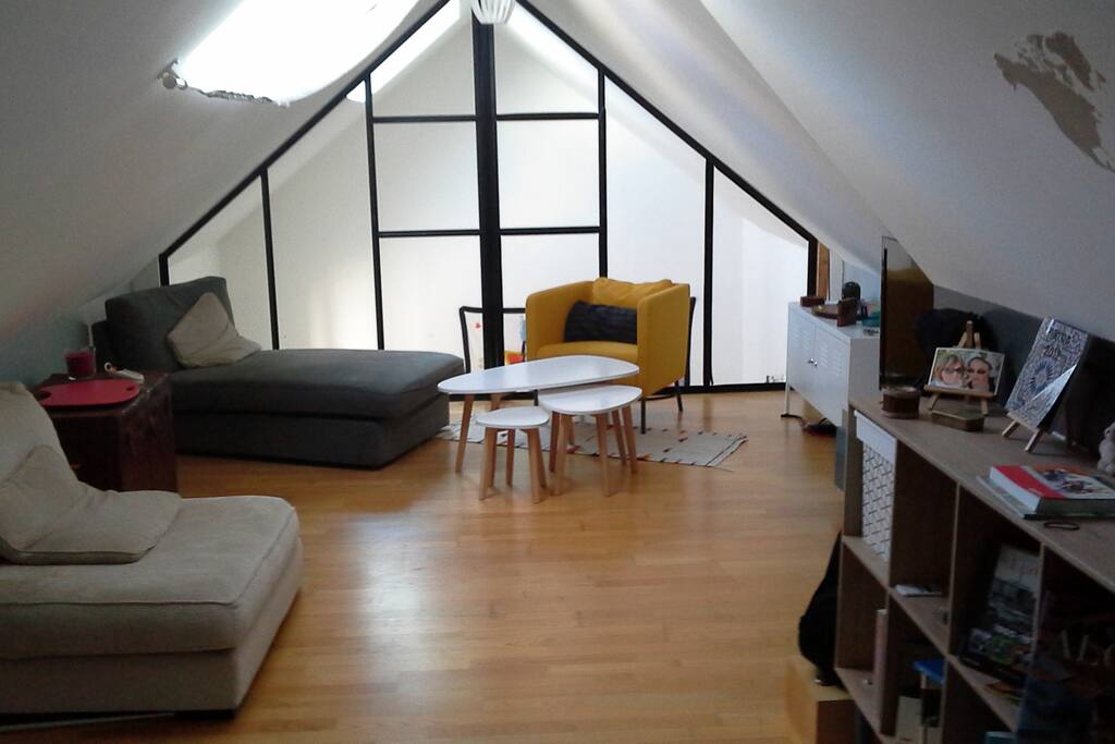 Un coin détente à l'étage donnant sur la salle de vie en contre-bas