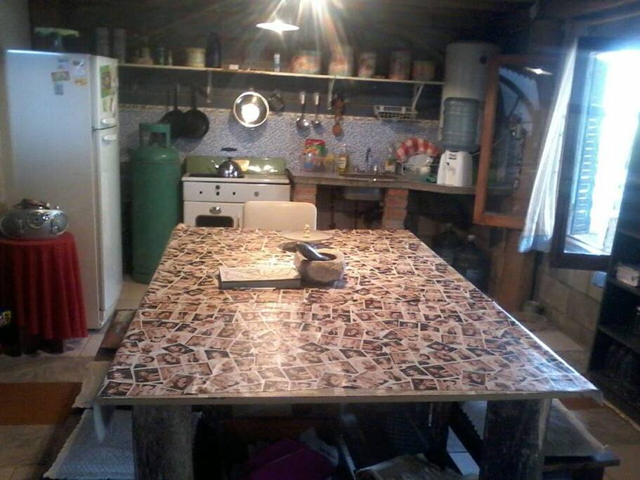 cocina con isla para cocinar comodo