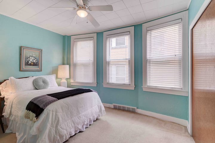 Zábava, spálňa Tiffany Blue s manželskou posteľou