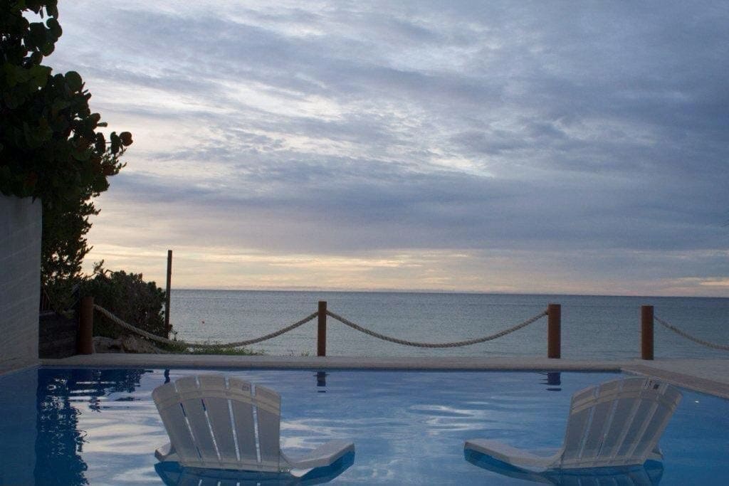 Vista a la playa desde la piscina
