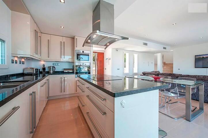 Marina Cala d’Or Five Bedroom Villa gallery image 2