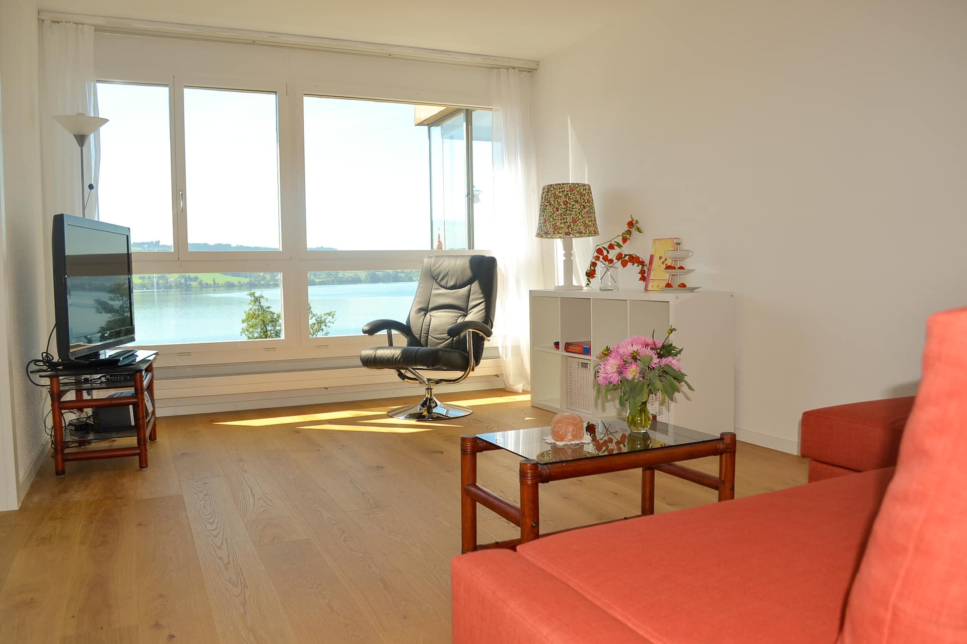 Lake apartment | Full lake view/Very close to the lake