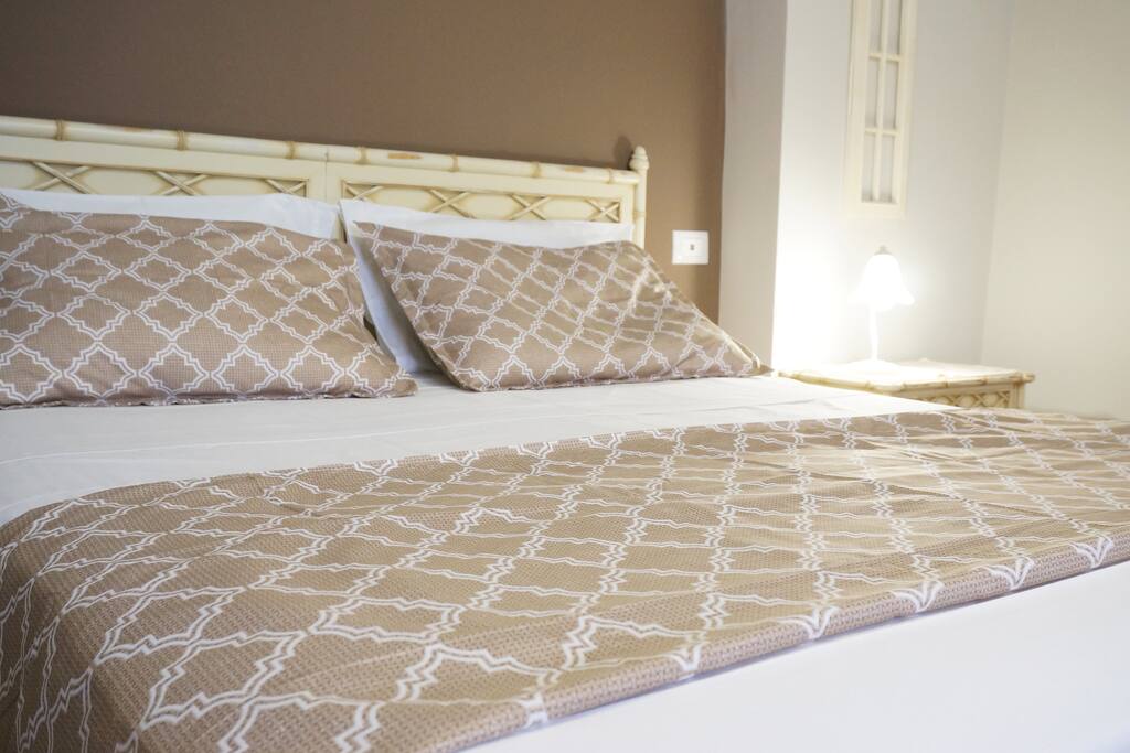 Il letto matrimoniale con rete ortopedica e guanciali in memory foam