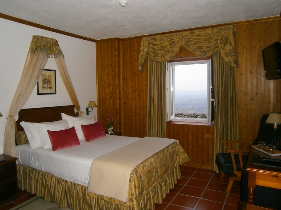 Quarto duplo vista montanha