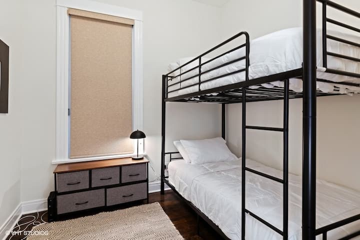 Dormitorio con literas en el primer piso.