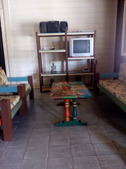 Sala de estar com televisão e bar, super arrejada