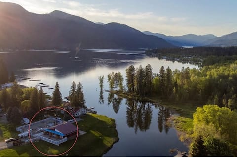 Lakefront Retro Style Retreat /Sauna/AC/fits 18ppl